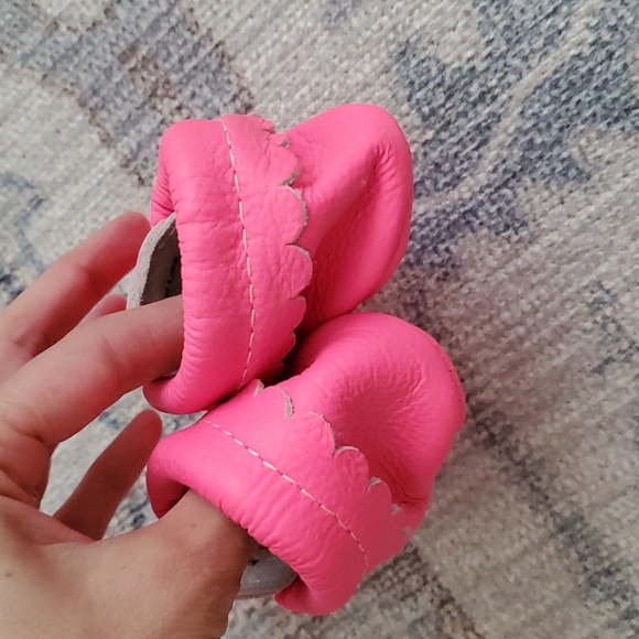 Freshly Picked Neon Pink Baby Girls Leather Crib Shoes Booties Sz2 - Picture 3 of 7